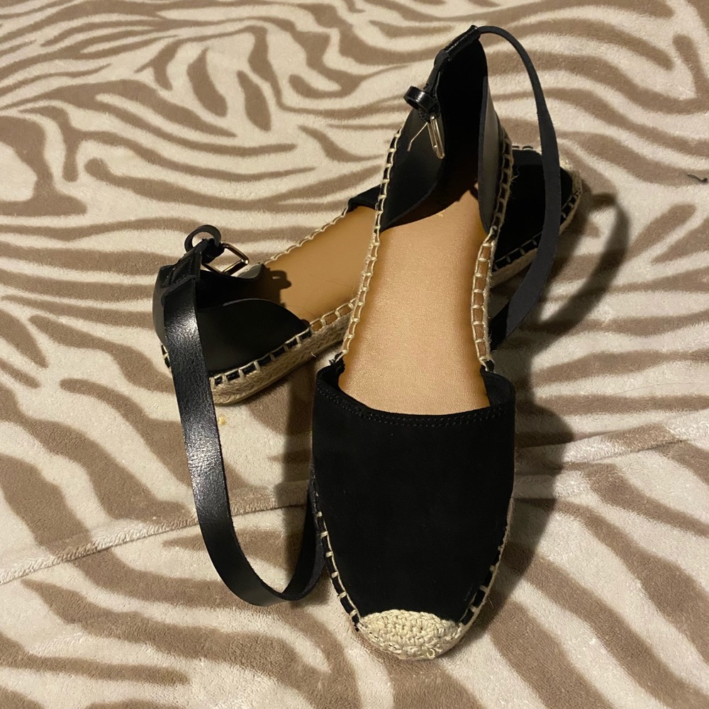 ⭐️ 3 for $10 Black and tan Sandals with strap